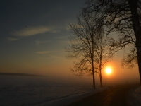 Sonnenaufgang an einem eisigen Morgen