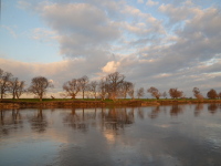 Wolkenspieglung im Wasser